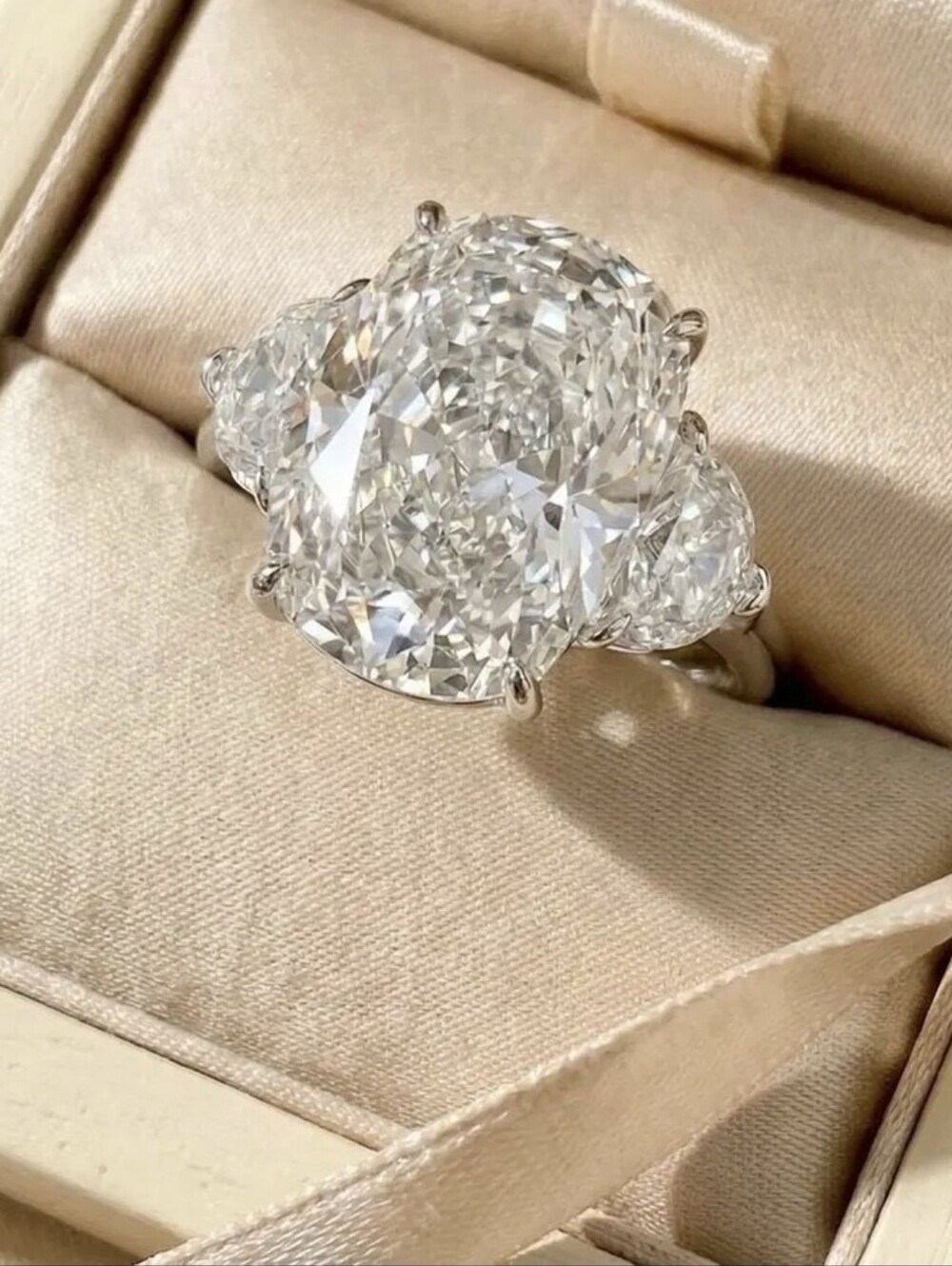VVS1 8.5 CT* Pale Yellow Elongated Cushion-cut&Trillion Moissanite Ring 5 US